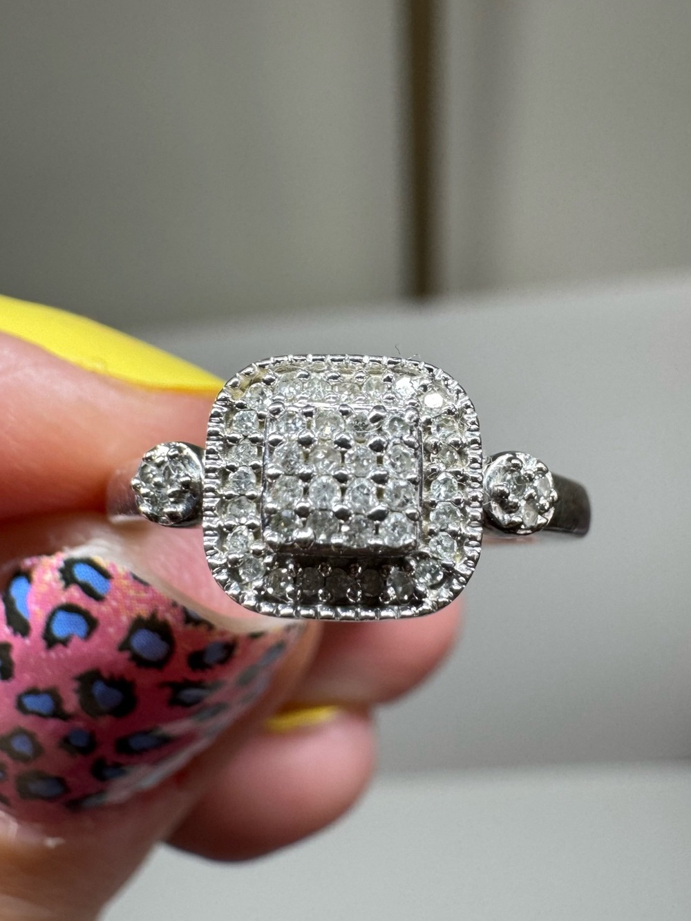 Peoples diamond ring. Size 6.